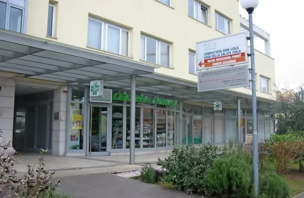Predšolski otrok, ki so ga včeraj sprejeli v izolskem zdravstvenem
domu in pri katerem so posumili na okužbo s koronavirusom, ni
okužen.