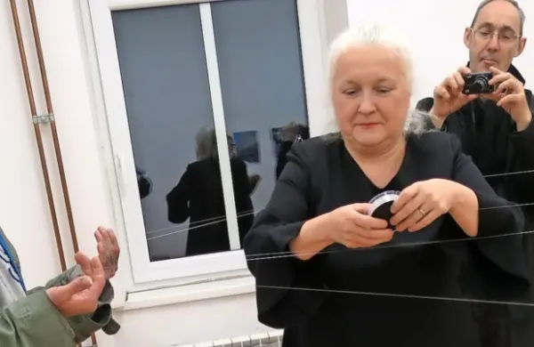  Lela B. Njatin  je v galeriji s performansom obiskovalce  z laksom 
povezala v “nevidno skupnost”.