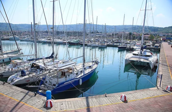 O tem, kdaj bo izolska marina dobila novega lastnika, lahko še 
vedno samo ugibamo.  