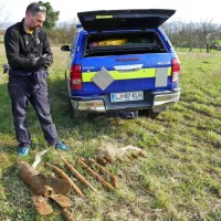 V Vrtojbi so v četrtek odstranili dvanajst kosov neeksplodiranih 
ubojnih sredstev, med njimi minometno mino kalibra 145 milimetrov, ki je tehtala 42 kilogramov (levo). 