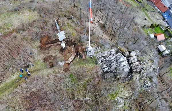 Ob lokaciji načrtovanega zgornjega razgledišča “pri slovenski 
štangi” so arheologi odkrili  ostanke cerkve sv. Uršule. 