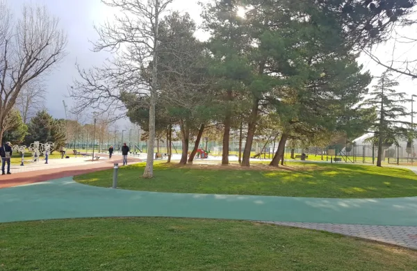 V športnem parku Bonifika za opravljanje gostinske dejavnosti 
oddajajo to parcelo.