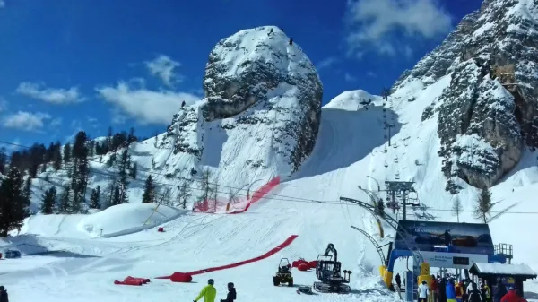 Prireditelji finala svetovnega pokala v alpskem smučanju v Cortini 
d'Ampezzo so zanj že pripravili vse potrebno, a so morali nato 
zaradi odpovedi spet  vse pospraviti. 