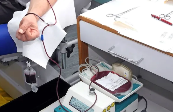 Krvodajalstvo še vedno poteka, a pod še dodatno strožjim 
protokolom. 