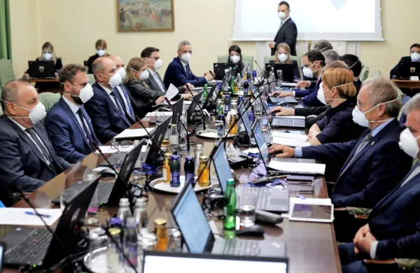 Na prvi seji nove vlade so ministri nekaj časa uporabljali zaščitne 
maske.