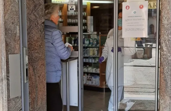 Zaposleni v Obalnih lekarnah Koper pri delu  uporabljajo zaščitne 
rokavice in maske. Strankam izdajajo zdravila skozi okence.