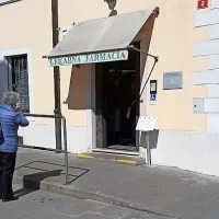 V Obalnih lekarnah Koper sprejemajo po eno stranko naenkrat le  
na ventilacijski točki - v predprostoru, zdravila izdajajo skozi 
okence.