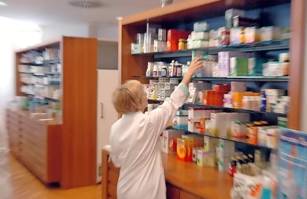  Doslej večina lekarn niti ni imela zaščitnih steklenih pregrad, ki bi 
fizično ločevale farmacevte od kupcev oziroma bolnikov, ki 
prihajajo po zdravila.