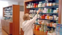  Doslej večina lekarn niti ni imela zaščitnih steklenih pregrad, ki bi 
fizično ločevale farmacevte od kupcev oziroma bolnikov, ki 
prihajajo po zdravila.