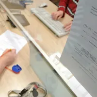 Na upravnih enotah poslujejo omejeno, vstop do službenih okenc 
pa regulirajo varnostniki.