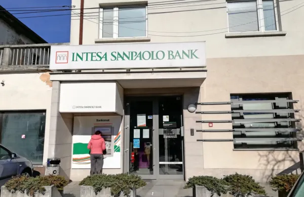 Banka Intesa Sanpaolo je v Trnovem v Ilirski Bistrici  danes za 
vedno zaprla vrata, strankam je ostal le še bankomat. 