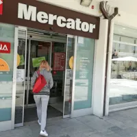Prodajalke v  Trgovski hiši bi rade, da bi pred vhodom kdo skrbel za red, saj se nekateri kupci 
požvižgajo na  preventivne ukrepe.