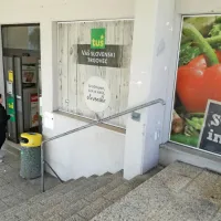 Tudi v  novogoriški trgovini Tuš so zaposlenim priskrbeli   maske in rokavice, na blagajni pa za zaščito 
namestili tudi  pleksi steklo. 