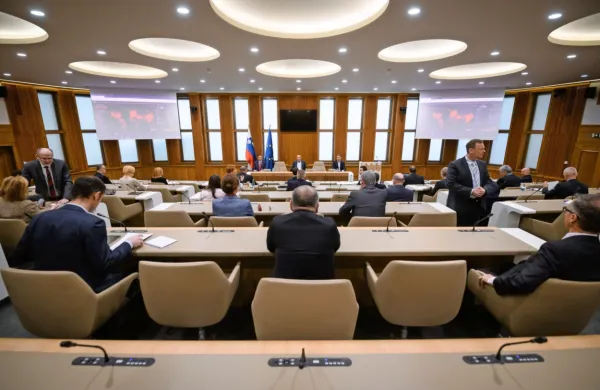 Svet za nacionalno varnost je zasedal v parlamentu,  kjer je dovolj 
prostora za ohranjanje socialne distance.  