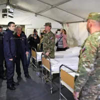 V vojašnici Edvarda Peperka so postavili mobilno bolnišnico in 
stacionarij, ki bi v primeru povečanega števila okužb lahko 
sprejela 140 obolelih. Ob sedanjem tempu naraščanja števila 
okuženih bi te kapacitete utegnili potrebovati v 14 dneh, menijo 
pristojni. 