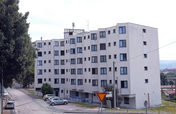 Študentski dom v Prisojah. Študentje Univerze na Primorskem v 
domovih nimajo stalnega prebivališča,   tam ni niti študentskih 
družin, 56 mest pa običajno namenijo tujim  študentom.    