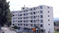 Študentski dom v Prisojah. Študentje Univerze na Primorskem v 
domovih nimajo stalnega prebivališča,   tam ni niti študentskih 
družin, 56 mest pa običajno namenijo tujim  študentom.    