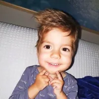 Vprašanje, kdaj in kako se bo dveletni Kris z mamo Ano Jerak in 
očetom Matteom Zudichem lahko vrnil domov, je trenutno še brez 
jasnega odgovora. 