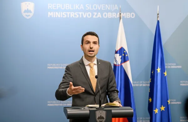 Minister za obrambo Matej Tonin: “Ta prevoz in te maske niso 
nikoli obstajale.”