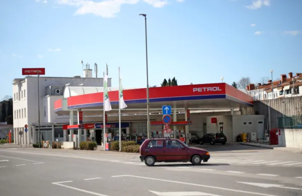Na bencinskih servisih v  bližini meje se močno pozna  tudi 
omejitev prometa iz tujine.