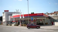 Na bencinskih servisih v  bližini meje se močno pozna  tudi 
omejitev prometa iz tujine.