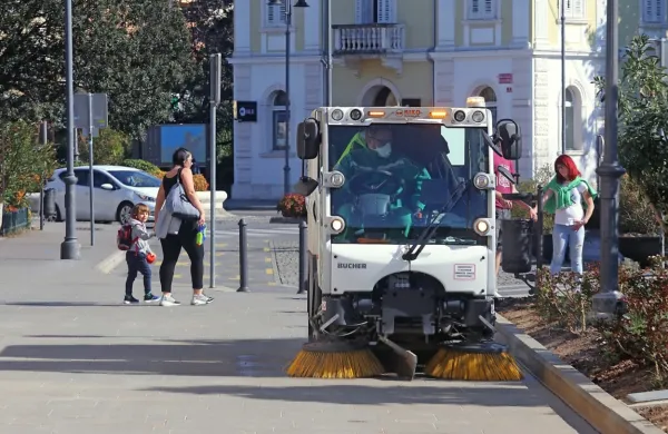 Vlada zaostruje ukrepe, prepovedano bo druženje več kot pet ljudi 
na prostem.