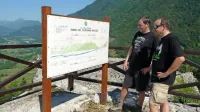 Poleti na grad, od koder je izjemen razgled,  romajo tudi procesije metalcev s festivala Metaldays.