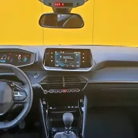 Notranjost oziroma armaturna plošča testnega avtomobila nam je 
omogočila vpogled v napredne in digitalne rešitve, ki jih ponuja 
najmanjši peugeot.