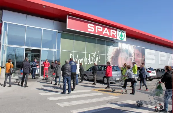 Takole se je nekaterim včeraj ob 10. uri, ko so odprli Spar, mudilo 
po nakupih. Da ni potrebe po rinjenju v največjo gnečo, jih je 
opozoril tudi župan.



