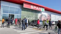 Takole se je nekaterim včeraj ob 10. uri, ko so odprli Spar, mudilo 
po nakupih. Da ni potrebe po rinjenju v največjo gnečo, jih je 
opozoril tudi župan.



