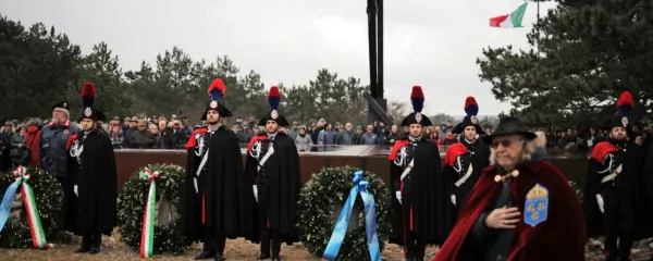 Italijanski zgodovinar Carlo Spartaco Capogreco opozarja, da  Italija ni nikoli  seznanila državljanov  s svojimi   vojnimi zločini 
in tako  ustvarila  sprevržen odnos do lastne preteklosti. To se kaže  tudi shodih ob domnevni bazoviški fojbi.