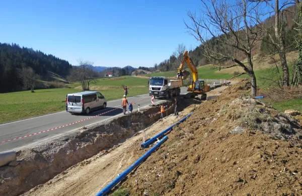 Na vseh živahnih gradbiščih (na fotografiji gradnja kanalizacije in 
vodovoda v Godoviču) v občini Idrija delavci nosijo gradbeno, ne 
pa tudi protivirusno zaščito. 