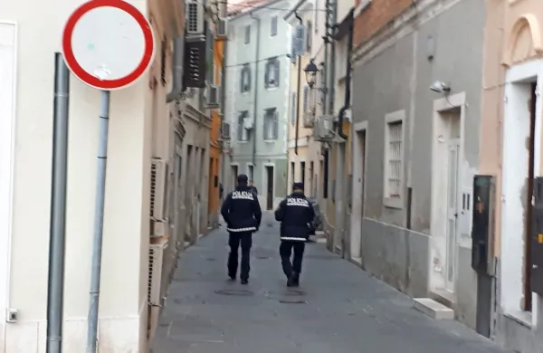 Policisti so v lanskem letu pogosteje patruljirali po piranskih ulicah. Za takšen ukrep so jih prosili podjetniki, pogosta tarča vlomilcev.  