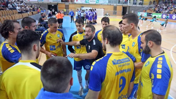 Uroš Rapotec bo trener koprskega rokometnega prvoligaša tudi v 
prihodnji sezoni.