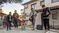 Mladi člani družin Kljun in Kopačin vsak dan ob 18. uri zaigrajo na svoje inštrumente. K igranju in petju so (z leve) Dane in Diti Kljun, Karolina in Veronika Kopačin ter Draž Kljun pritegnili že kar nekaj sosedov. 