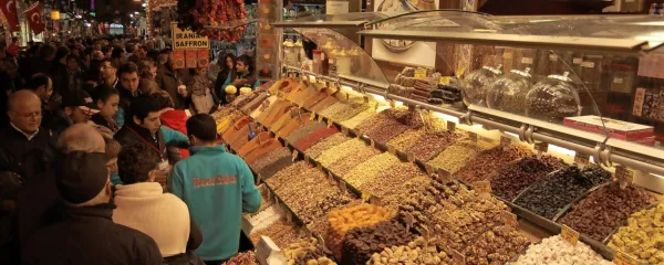 Običajni vsakdan na istanbulski tržnici začimb