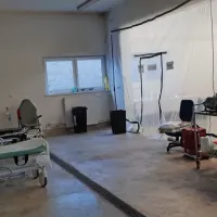 Prostor za ločeno obravnavo pacientov so v Sežani uredili v garaži 
reševalne službe, kjer je toplo, prostorno, pacienti vstopajo od 
zunaj, zdravniki pa iz notranjosti. 