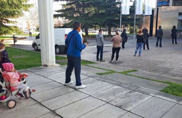 Ljudje so včeraj dopoldne v  vrsti in v razdalji čakali, da pridejo na 
vrsto v koprski poslovalnici banke Intesa Sanpaolo.  