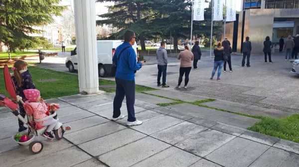 Ljudje so včeraj dopoldne v  vrsti in v razdalji čakali, da pridejo na 
vrsto v koprski poslovalnici banke Intesa Sanpaolo.  