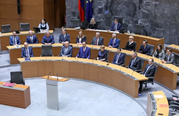 Slab teden zatem, ko je nova vlada še čakala na prisego (na 
fotografiji), je ministre in državne sekretarje uvrstila v najvišje 
plačne razrede.