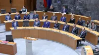 Slab teden zatem, ko je nova vlada še čakala na prisego (na 
fotografiji), je ministre in državne sekretarje uvrstila v najvišje 
plačne razrede.