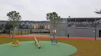 Kdor bo kršil prepoved uporabe in zadrževanja na javnih športnih 
in drugih površinah ter otroških igriščih, mu grozi denarna 
globa.
