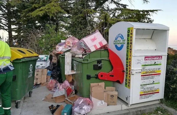 Ekološki otoki v občini Piran so polni, saj uporabniki embalaže ne 
stisnejo in zavzame preveč prostora. 