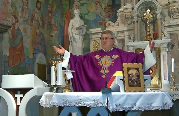 Pivški župnik Marjan Škvarč bo pri jutrišnji sveti maši s svojimi verniki ponovno povezan preko 
lokalne televizije. Mašo bodo lahko spremljali ob 10.30 in 20.30, ponovitvi pa bosta tudi v 
ponedeljek ob istem času.