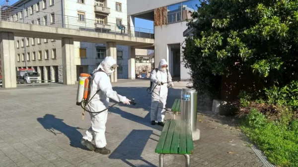 Javne površine so včeraj preventivno razkuževali v Novi Gorici, v 
teh dneh jih bodo še v Solkanu in v Rožni Dolini. 
