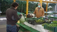 Na tržnici ljudje kupujejo  več  zelenjave kot pred pojavom koronavirusa, ugotavlja prodajalec Milovan Cijan.      