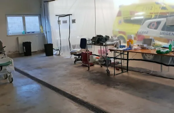 V Sežani so že pred tedni pripravili ločeno vstopno ambulanto za 
sprejem okuženih oseb s koronavirusom, a morajo ljudje kljub 
temu v Koper, Postojno ali Novo Gorico. 