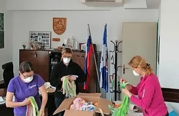 V štabu CZ Pivka so tako delili blago za zaščitne maske. Prve 
maske so uporabniki dobili že včeraj.