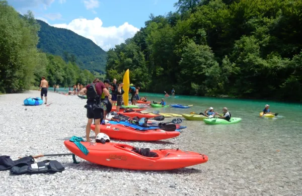Začetek sezone se zaradi epidemije zamika. Kajaki  in rafti pa bodo po Soči in Koritnici pluli po istih cenah, kot doslej. 