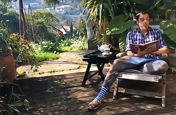 Igralec Igor Štamulak vsako soboto ob 10.30 s svojega doma na 
facebook strani Gledališča Koper otrokom prebira pravljice.  